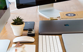 英超日本国脚与战犯照片合影，其俱乐部比赛在中国照常直播引球迷不满，咪咕客服回应