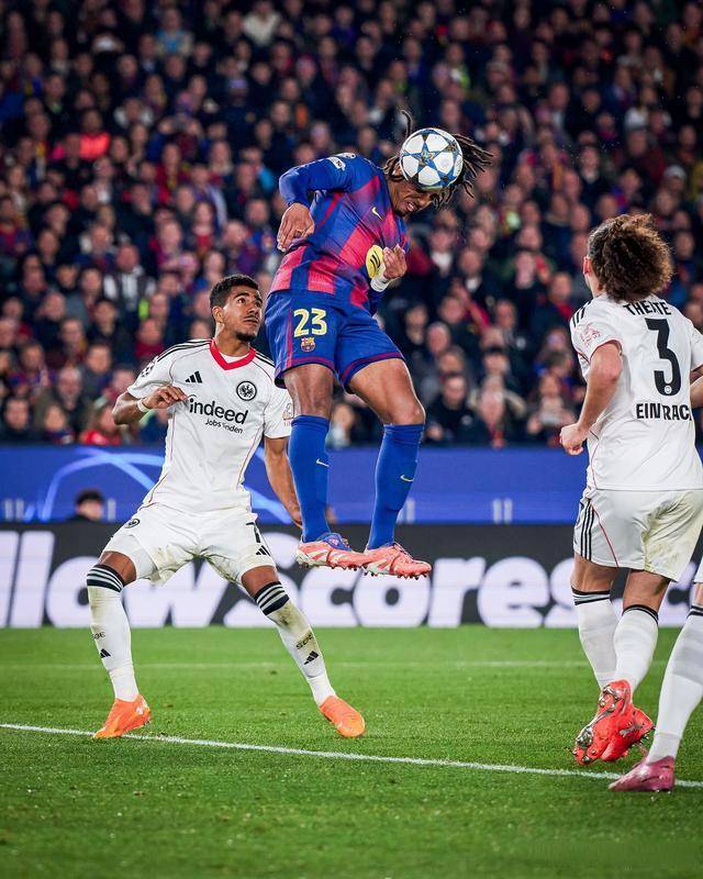 欧冠：巴萨铁卫三分钟完成救赎：梅开二度助巴萨逆转