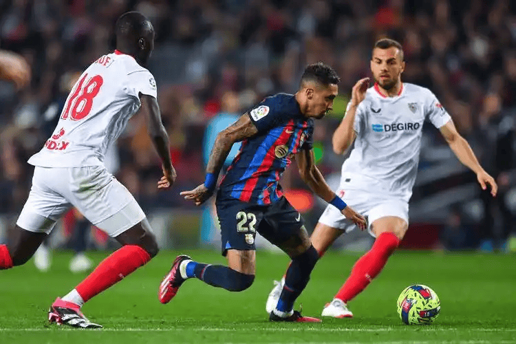 周一008 西甲对决：攻防转换定节奏！塞维利亚高效反击冲胜，维戈塞尔塔防反承压